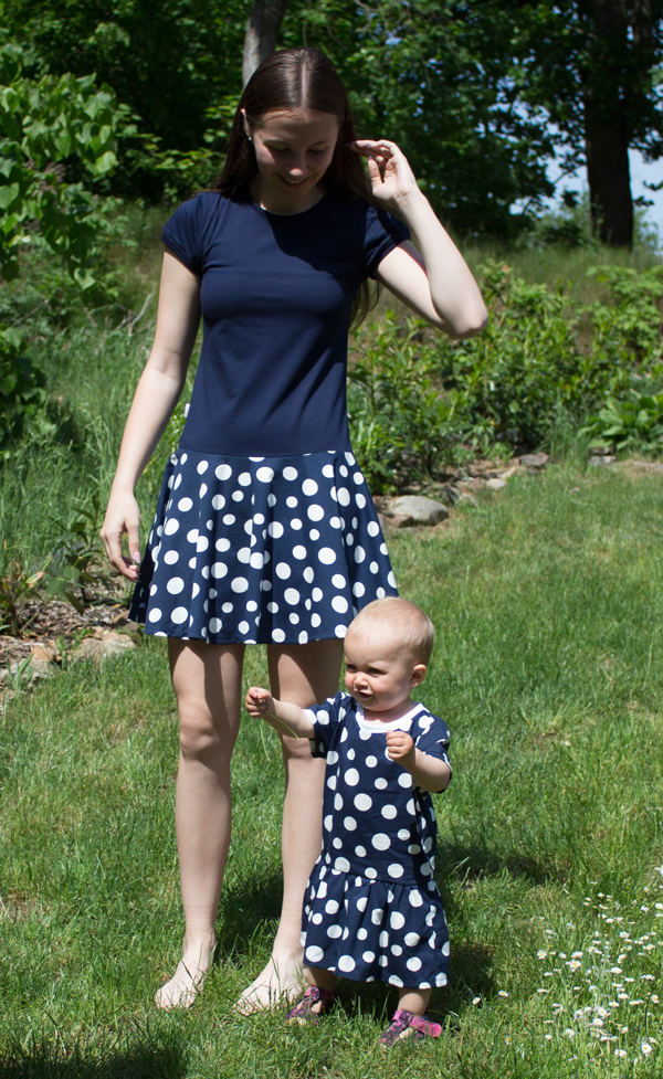 Dívčí šaty "Puntík" MKcool S10008 tmavě modré/bílý puntík 98