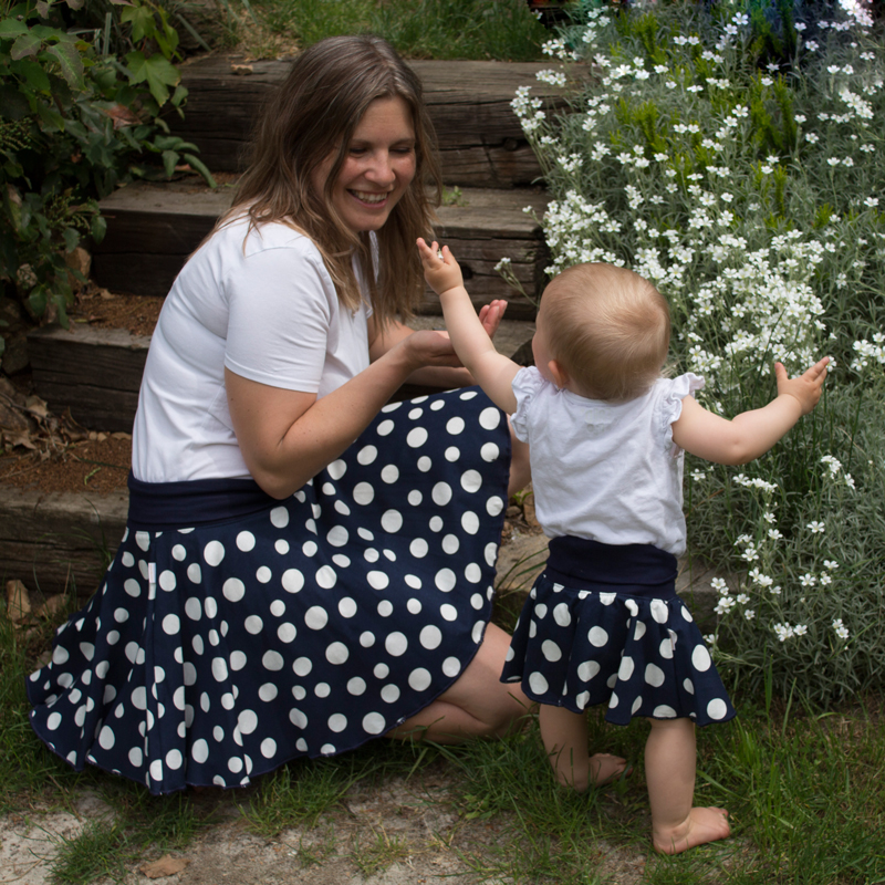 Sukně dívčí MKcool S00015 tmavě modrá/bílý puntík 86