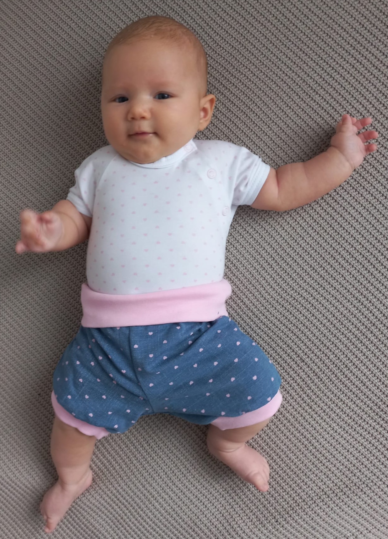 Šortky kojenecké "JEANS" MKcool KK2010 modrá denim/srdíčka/růžová 56