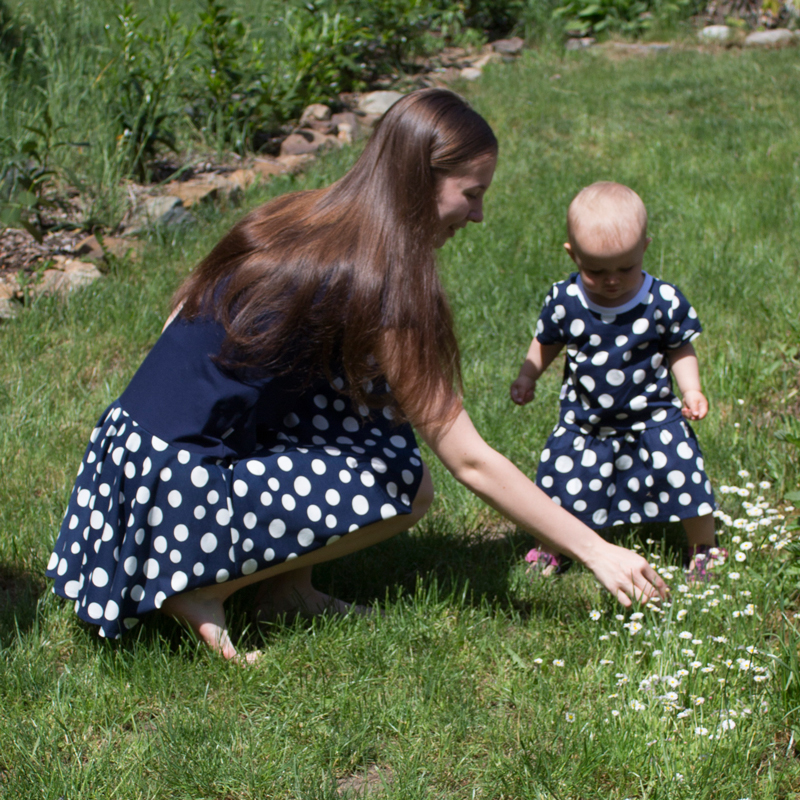 Dívčí šaty "Puntík" MKcool S10008 tmavě modré/bílý puntík 98